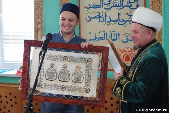 Сотрудник фонда "Ярдэм" Айнур Ахметшин поздравил с юбилеем прихожан  Балтасинской соборной мечети