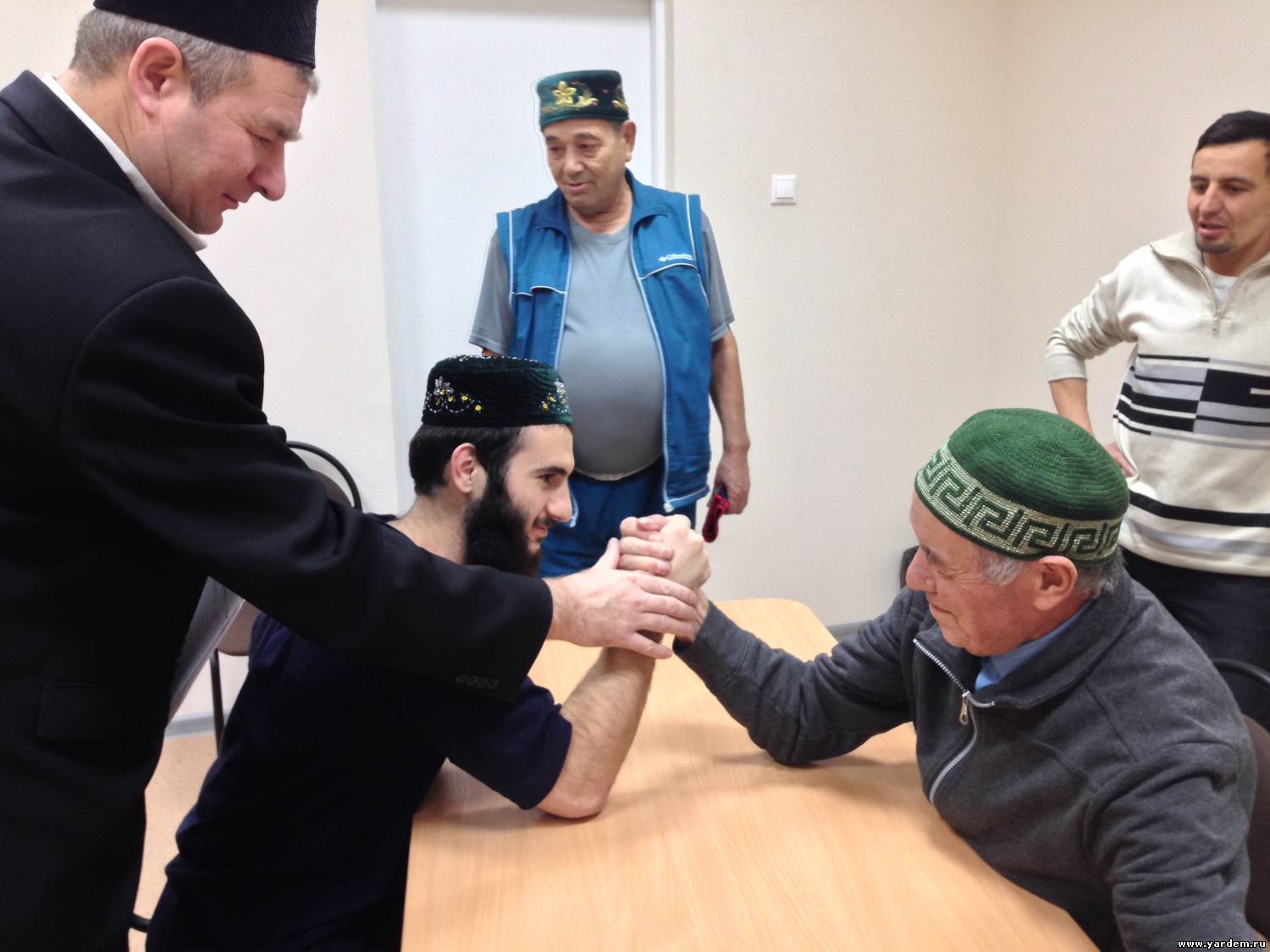 В мечети "Ярдэм" прошли соревнования по армспорту