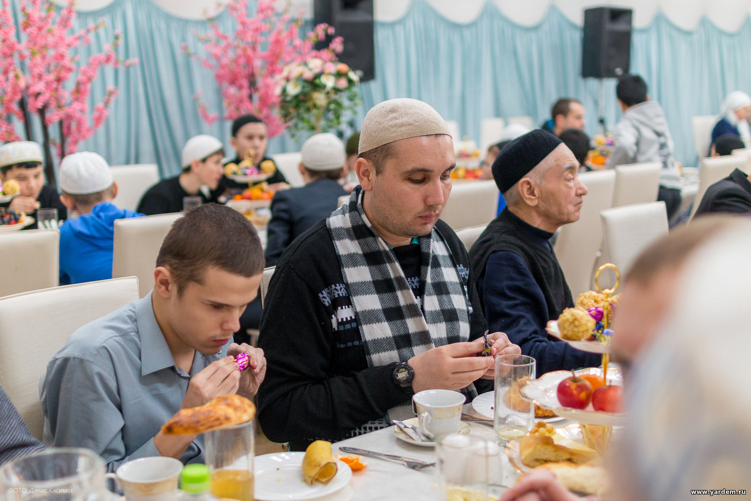 В мечети "Ярдэм" руководство магазина "Планета одежды и обуви" провели благотворительный ужин для незрячих. Общие новости