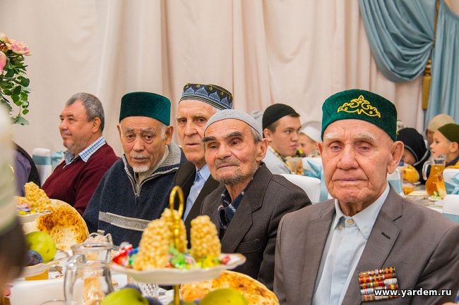 В мечети "Ярдэм" прошёл обед, посвящённый декаде пожилых людей