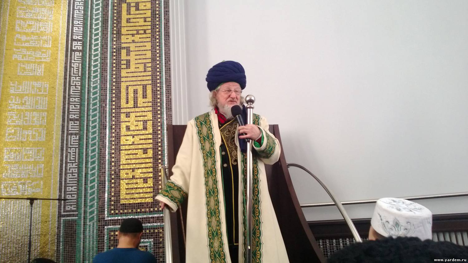Верховный муфтий Талгат Таджуддин провел пятничную проповедь в мечети "Ярдэм"