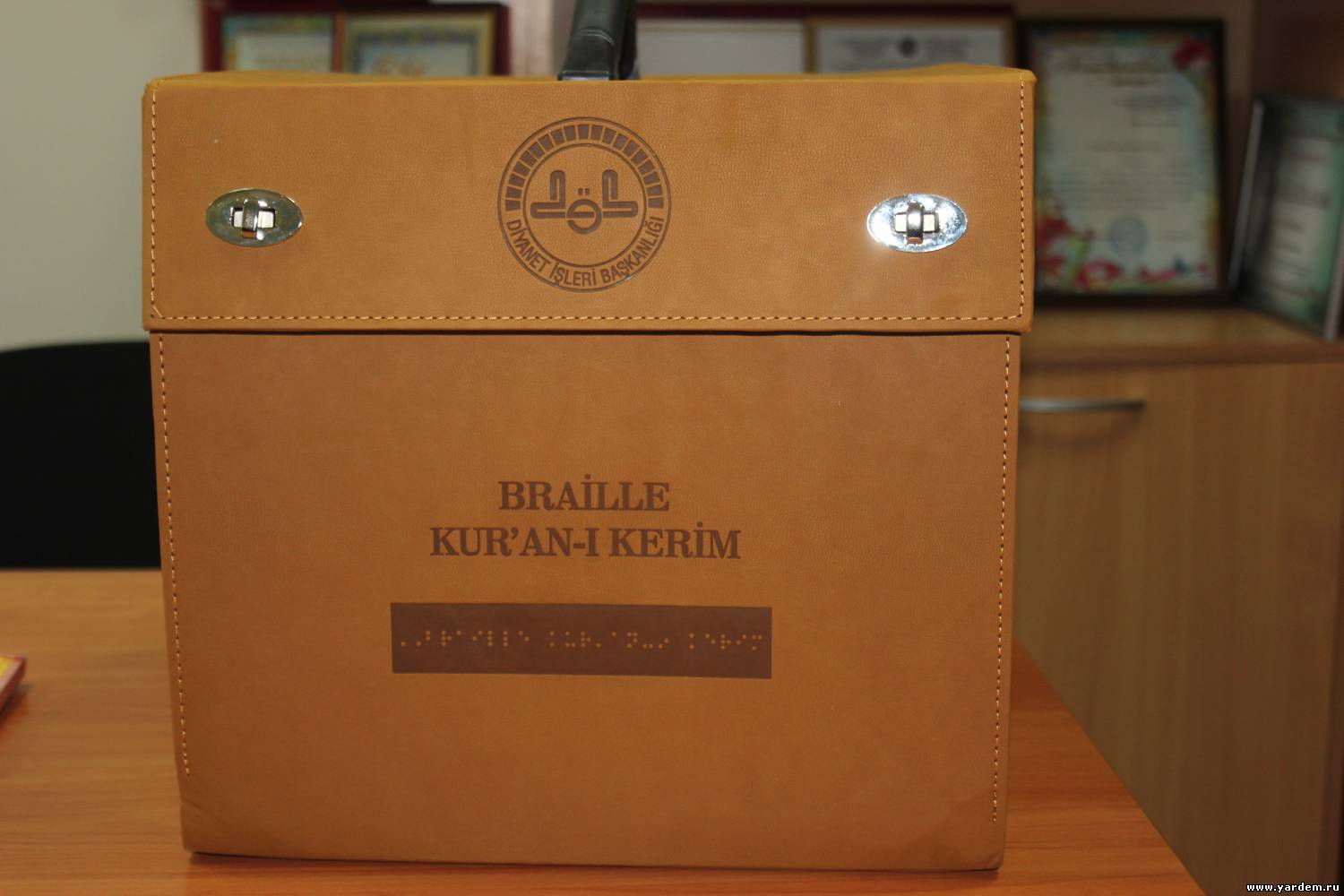 Генконсул Турции в Казани передал четыре Корана по системе Брайля мечети "Ярдэм"