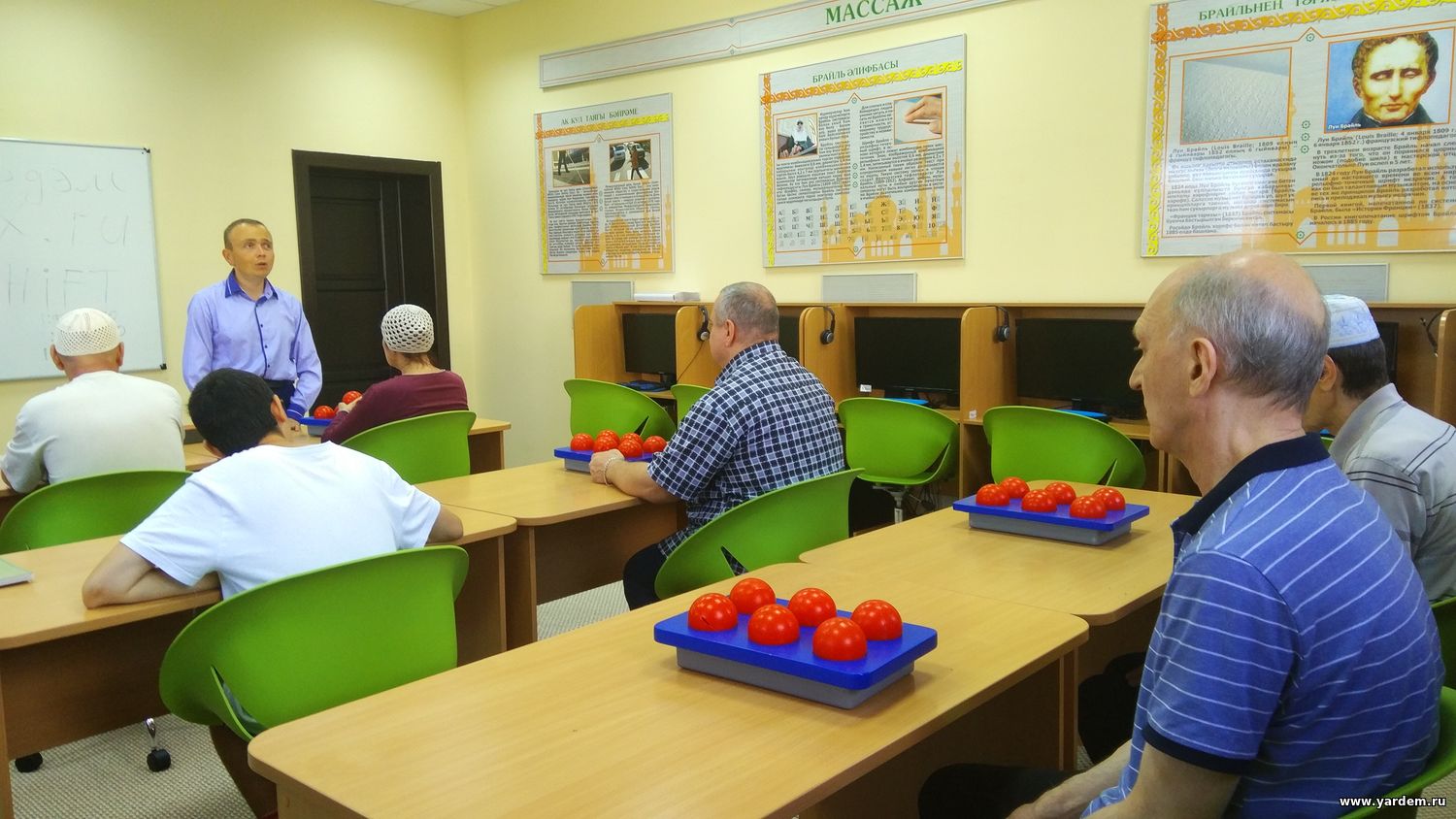 Для слепых и слабовидящих людей умение читать и писать по Брайлю является ключом к грамотности