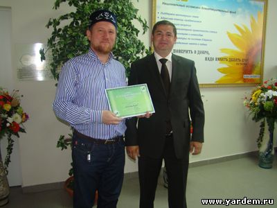 Председатель "Насих" Ильназ Якупов вручил Илдару Баязитову благодарственное письмо