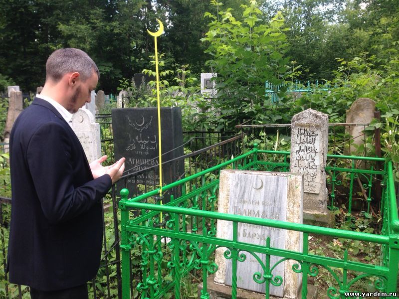 Волонтеры мечети "Ярдэм" очистили могилы Ново-татарского кладбища
