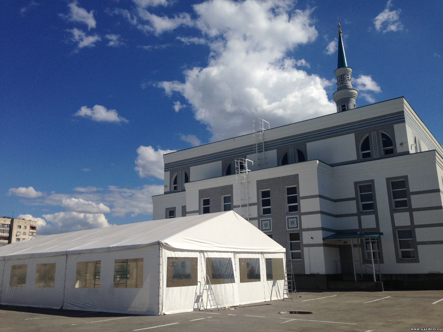 На площадке мечети "Ярдэм" Казани поставили шатер Рамазана