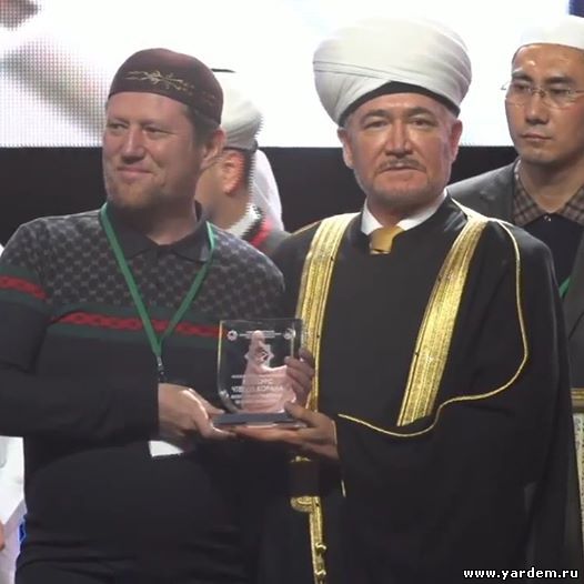 Муфтий Равиль Гайнутдин наградил Илдара Баязитова почетным знаком. Общие новости