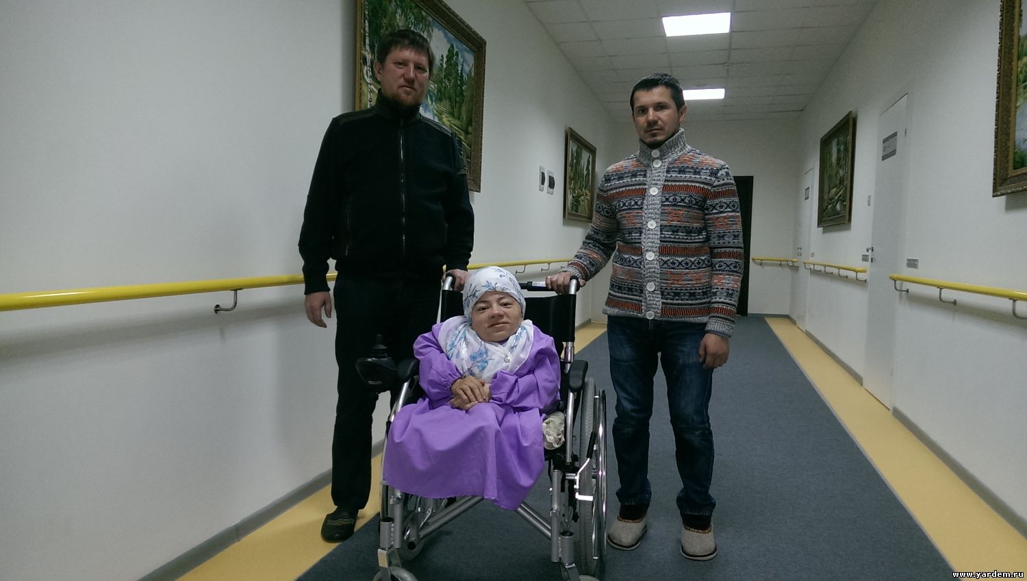 Фонд "Ярдэм" поэтессе Лилии Салахутдиновой подарила коляску