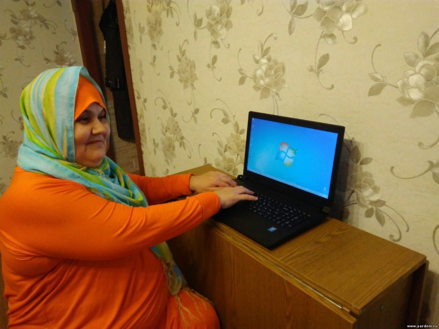 Муфтий Гайнутдин подарил женщине-инвалиду компьютер, оснащенный специальной программой для незрячих